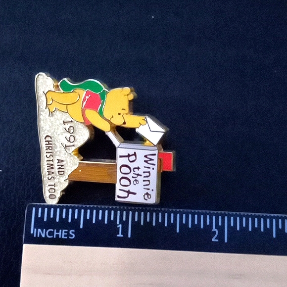 DISNEY STORE WINNIE THE POOH MAILING HIS LETTER TO SANTA - Picture 8 of 8